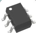 Czarny układ scalony SMD w obudowie SOIC-8 z ośmioma nóżkami