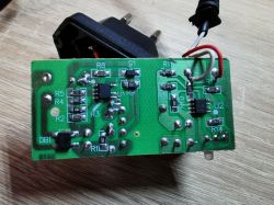 Płytka PCB z elementami elektronicznymi, widoczne oznaczenia rezystorów i układów scalonych