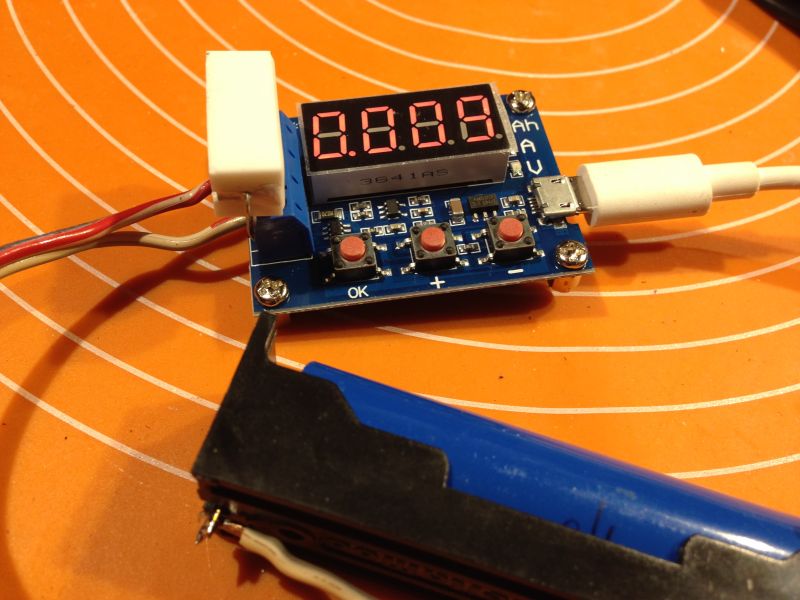 Prosty do bólu tester pojemności akumulatorów Li-Ion za 2 zł. Spostrzeżenia i sposób pomiaru.