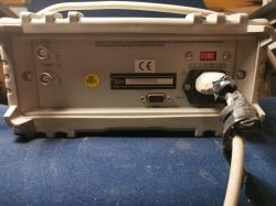 Panel tylny urządzenia elektronicznego z gniazdami, wtyczką z izolacją taśmą i złączem RS-232.