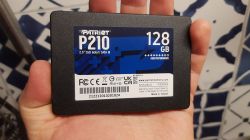 Czarny dysk SSD Patriot P210 o pojemności 128 GB trzymany w dłoni.