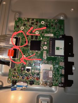 Płyta główna telewizora LG z zaznaczonymi miejscami.