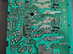 Zielona płytka drukowana z komponentami elektronicznymi.