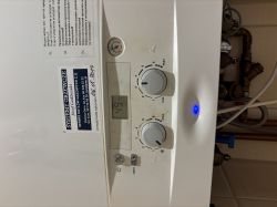 Panel sterowania kotła z manometrem, wyświetlaczem temperatury i pokrętłami.