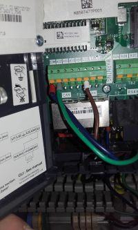 Jak podłączyć falownik B&R X64, aby maszyna działała samodzielnie?