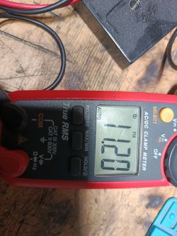 Multimetr pokazujący pomiar częstotliwości 11,20 Hz w trybie AUTO