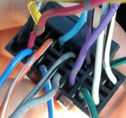 Jak podłączyć kable w radiu Audi A6 c5 - tylko przednie głośniki działają