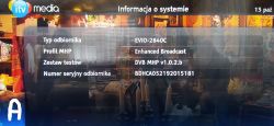 Zrzut ekranu interfejsu dekodera pokazujący informacje systemowe. Pokazano logo itv media oraz szczegóły takie jak typ odbiornika, profil MHP, zestaw testów i numer seryjny odbiornika.