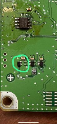 Volvo XC60 - Uszkodzony element SMD na płycie modułu SRS, oznaczenie -VM-, nr P31406637