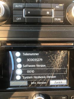 RNS 315 DAB Navigationssystem-Display, das Softwareversion 0010 mit einem gesprungenen Bildschirm anzeigt.