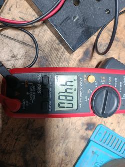 Multimetr cęgowy pokazujący częstotliwość 44,80 Hz w trybie pomiaru Hz