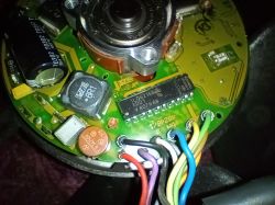 Płytka elektroniczna wentylatora z różnokolorowymi przewodami i podzespołami.