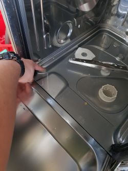 Whirlpool ADP 550 IX - Wylewa wodę spod drzwi Whirlpool ADP 550 IX - Wylewa wodę spod drzwi