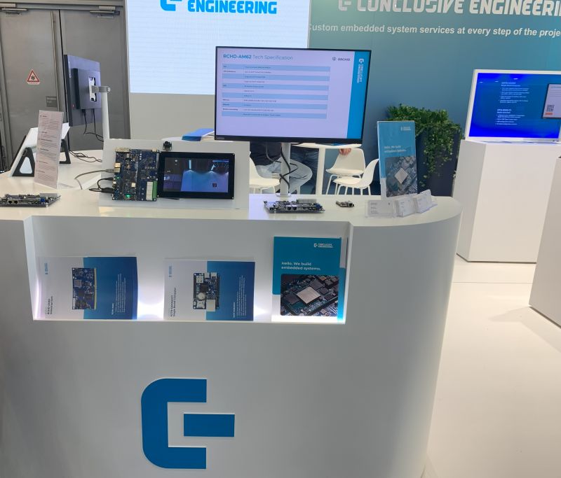 Stanowisko firmy Conclusive Engineering na targach z wyeksponowanymi komponentami elektronicznymi oraz monitorami.
