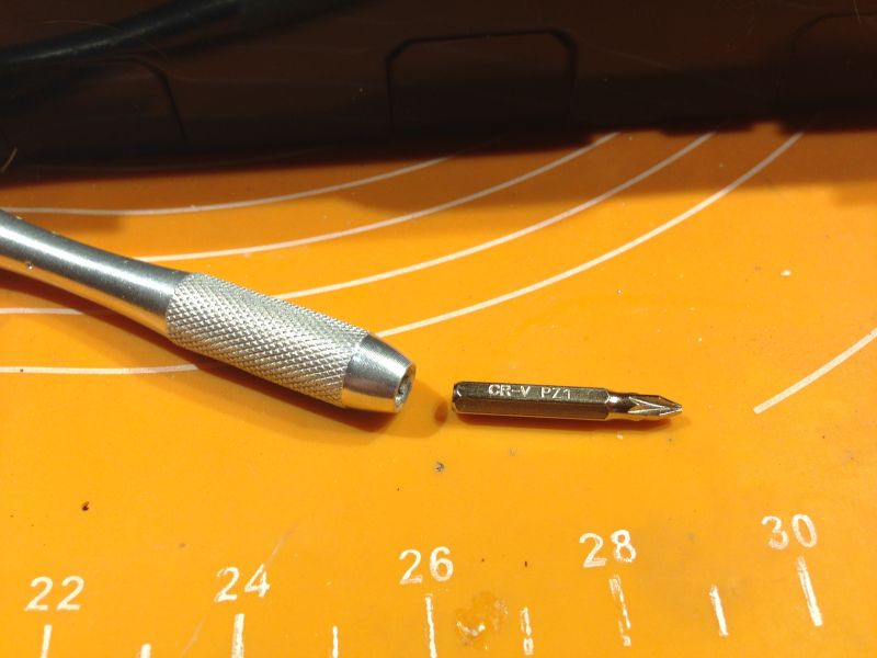 Metalowa końcówka wkrętaka i bit CR-V PZ1 na pomarańczowej powierzchni