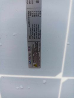 Etykieta panelu słonecznego JA Solar z danymi technicznymi.