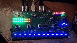 Podświetlona płytka prototypowa audio z diodami LED w różnych kolorach