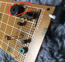 Płytka prototypowa z elektroniką, zaznaczony element piezoelektroniczny.