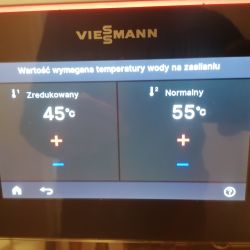 Panel sterowania kotła Viessmann z wyświetlaczem temperatury.