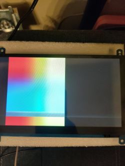 Kolorowy ekran LCD z zakłóceniami na HDMI