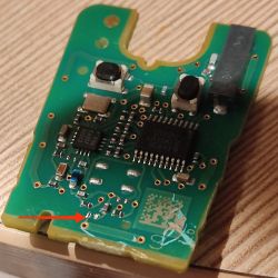 Wymiana obudowy kluczyka w Opel Astra J 2013 - brakujący element PCB