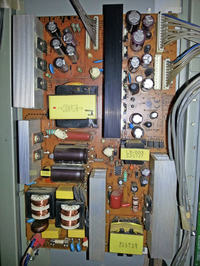 LG 32LC46-ZC - Obraz jest znieksztalcony. Regularne 4 pasy pionowe.