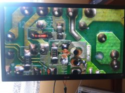 Zdjęcie fragmentu płytki drukowanej z widocznymi elementami elektronicznymi.