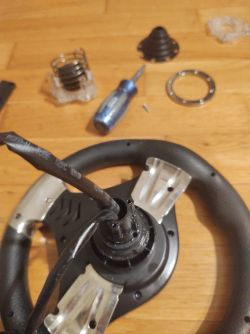 Montaż sprężyny w kierownicy Qsmart Suzuka Pro SW6060 - porady i wskazówki