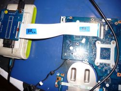 Programator podłączony tasiemką 30-pin do płyty głównej laptopa NM-A311