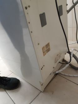 Whirlpool AWG 680 - zdejmowanie boku pralki Whirlpool AWG 680 - zdejmowanie boku pralki