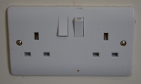 Gniazdko elektryczne z uziemieniem i wyłącznikiem 16A, IP44, pojedyncze/podwójne