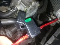 Jak wymienić stopioną oprawkę bezpiecznika na kablu + do wzmacniacza Blaupunkt?