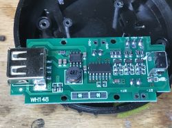 Płytka PCB z elementami elektronicznymi z lampki kempingowej-powerbanku.