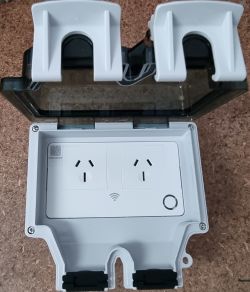 How Does the Single Relay Operate in the Tuya AU Avoir IP66 Dual Smart Socket?