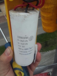 Podwójny kondensator silnik 1kW wyciągarka. Podwójny kondensator silnik 1kW wyciągarka.