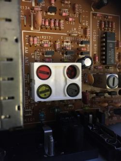 Fragment płytki drukowanej z elementami elektronicznymi, w tym podzespołem z pokrętłami regulacyjnymi.