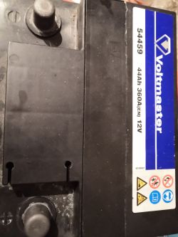 Peugeot 106 - Akumulator Voltmaster rozładowany, jak naładować?