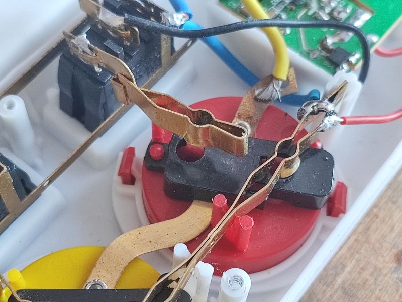 Wnętrze budżetowej listwy zasilającej z uszkodzeniami