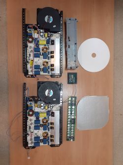 Kompletny zestaw elektroniki do płyty indukcyjnej Electrolux EIS62441 na biurku.