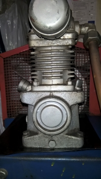 ELEKTRA BECKUM LP 325/10/40 - Two-stroke oil compressor - spits oil with water. ELEKTRA BECKUM LP 325/10/40 - Two-stroke oil compressor - spits oil with water.
