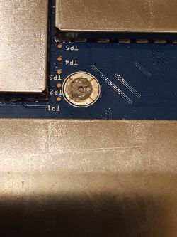 Asus RT-AC56U - Oderwane mocowanie śruby od płytki