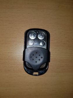 Jak rozpoznać model automatyki FAAC do bramy na podstawie zdjęcia płyty?