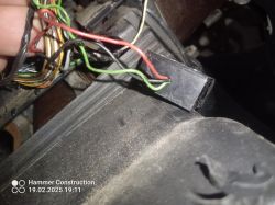 Zbliżenie na wiązkę przewodów elektrycznych w samochodzie