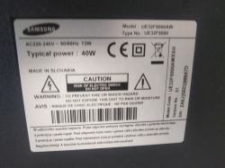 Etykieta z tyłu telewizora Samsung z modelem i ostrzeżeniami.