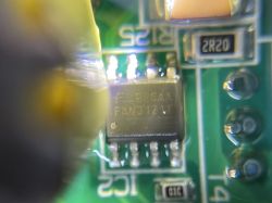 Zbliżenie na układ scalony FAN3121T na płytce drukowanej