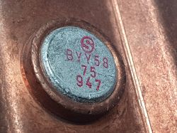 Zbliżenie na diodę BYV58 zamontowaną na miedzianym radiatorze