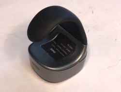 Czarny pierścień INMO Ring umieszczony na magnetycznej stacji ładującej.