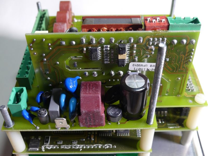 Wnętrze analizatora mocy UPM3010
