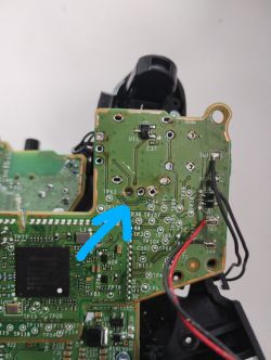 Płytka pada xbox, wyrwana tulejka razem z pinem analoga.