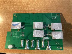 Zdjęcie płytki PCB regulatora solarnego z widocznymi tranzystorami MOSFET.